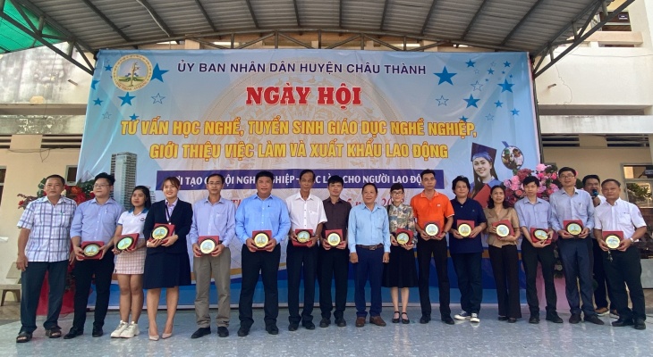 Công ty DC Handel Kft. cùng Công ty DHT Group tham gia Ngày hội việc làm tại huyện Châu Thành, An Giang